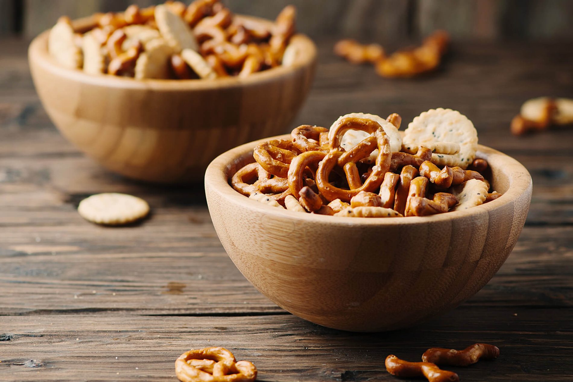Snack salati assortiti come patatine croccanti, salatini, taralli, crackers e grissini – prodotti da forno e sfizi salati per aperitivi e consumo quotidiano.