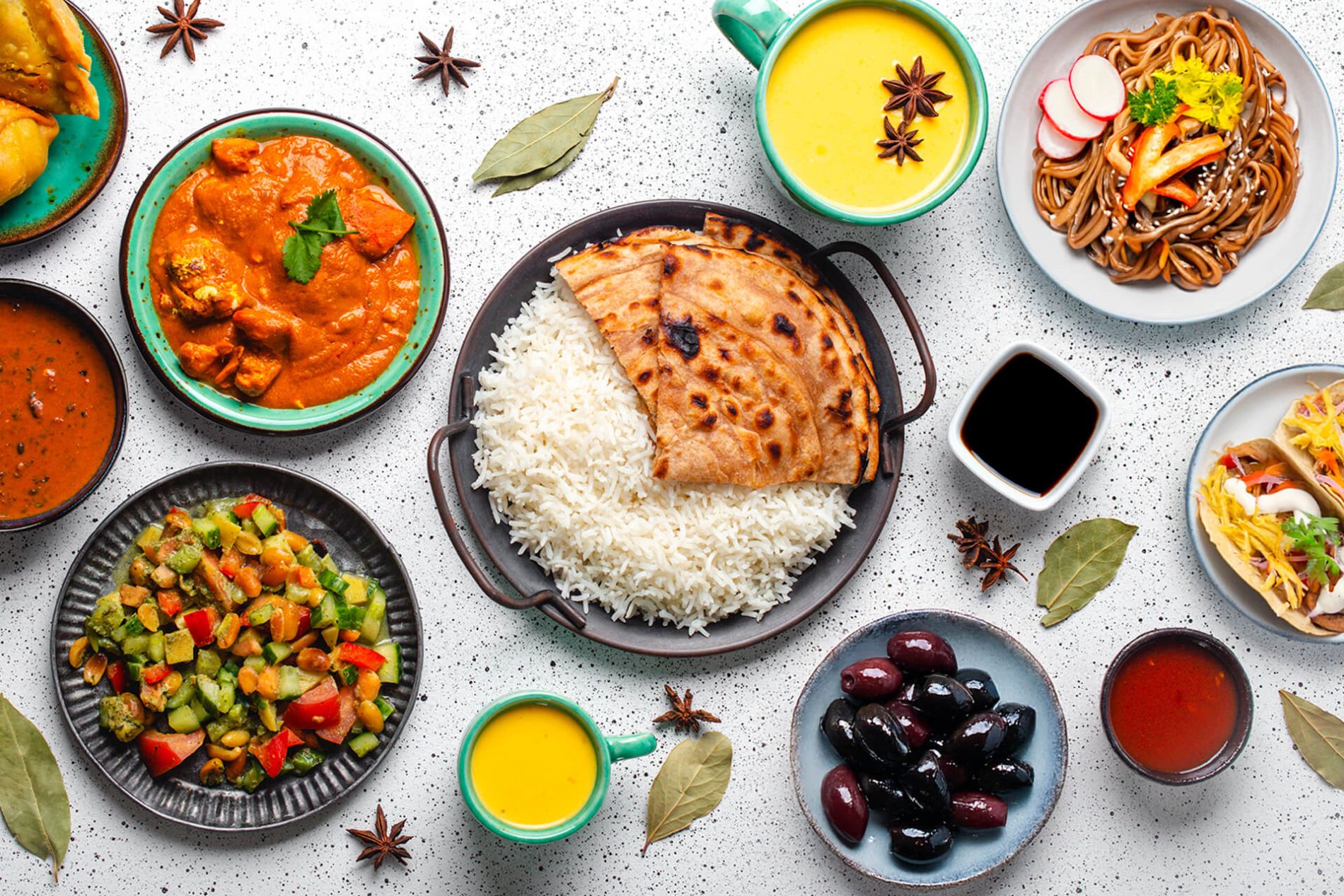Specialità dal mondo: selezione di piatti etnici internazionali tra riso, curry, noodles e salse tipiche