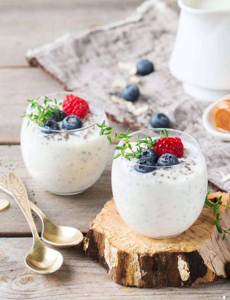 Yogurt vegetali a base soia, cocco e mandorla con frutta fresca