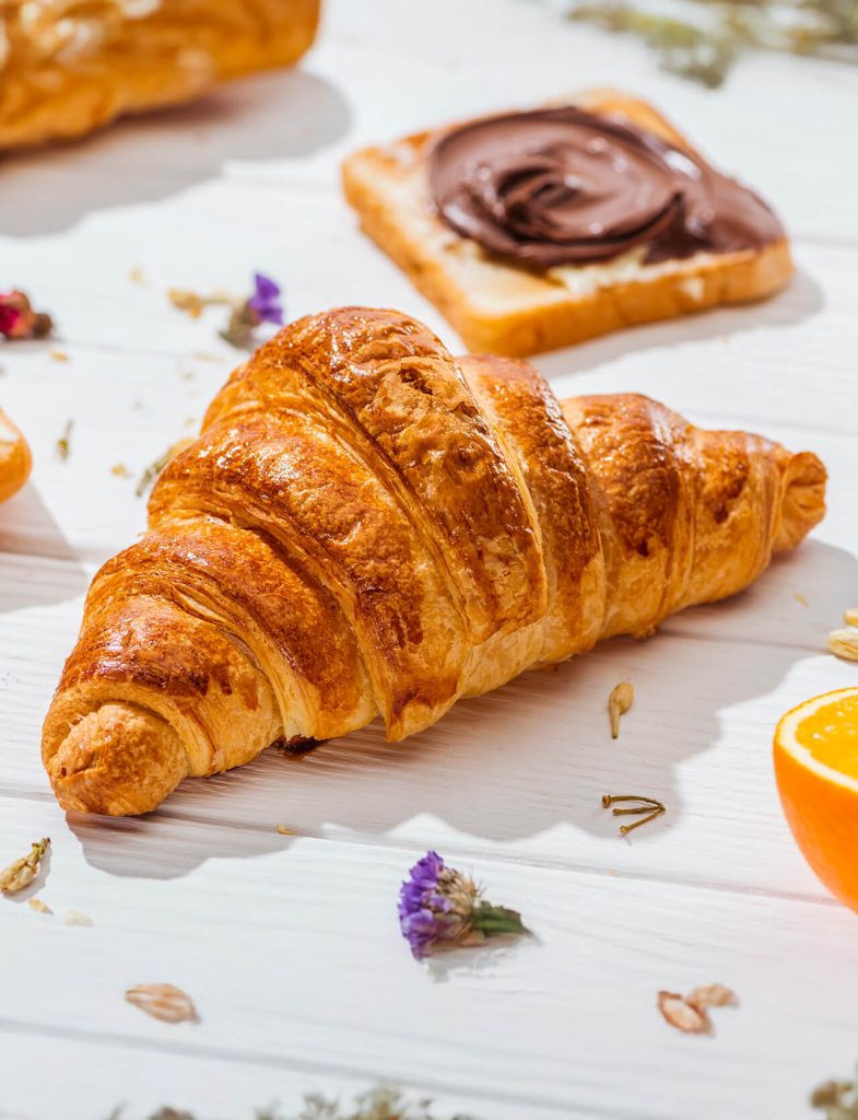Croissant e dolci da forno lievitati, ideali per colazioni e pause dolci