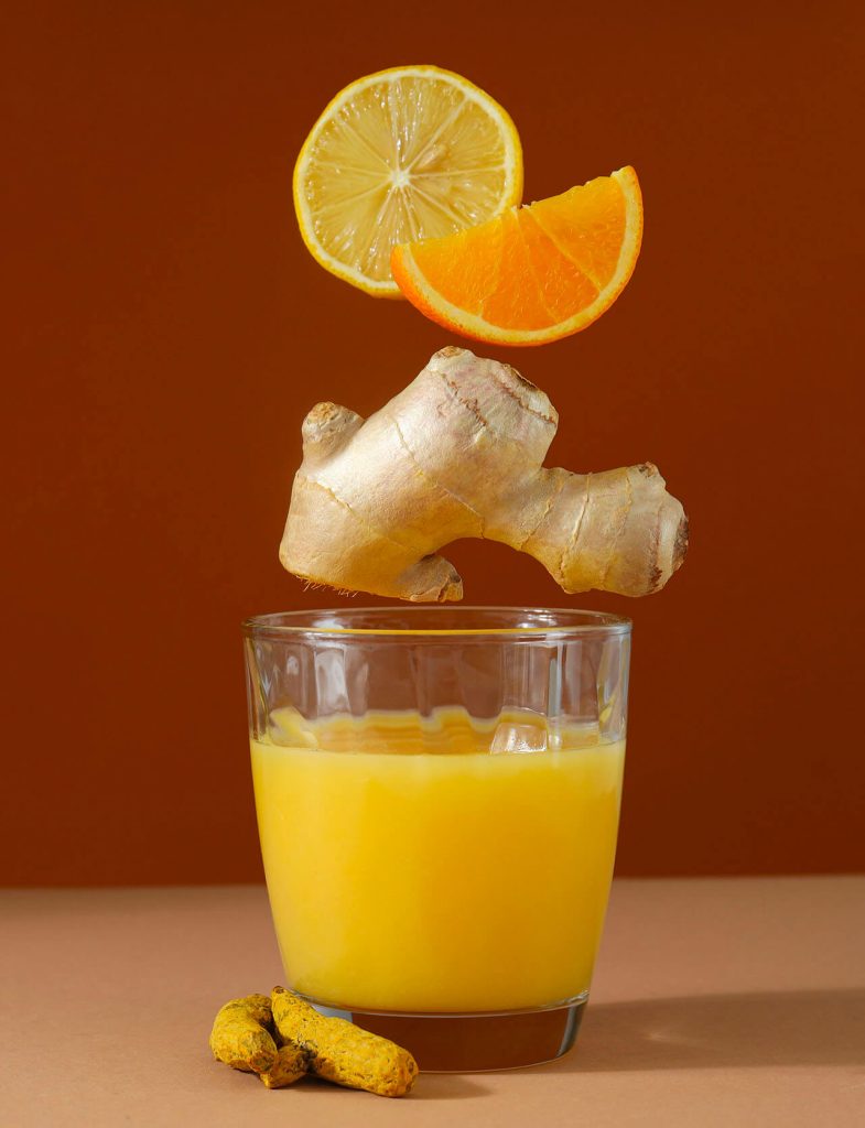 Bevande funzionali con ingredienti naturali come zenzero, limone e curcuma