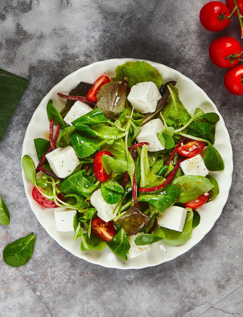 Formaggi proteici: insalata fresca con cubetti di formaggio proteico e verdure