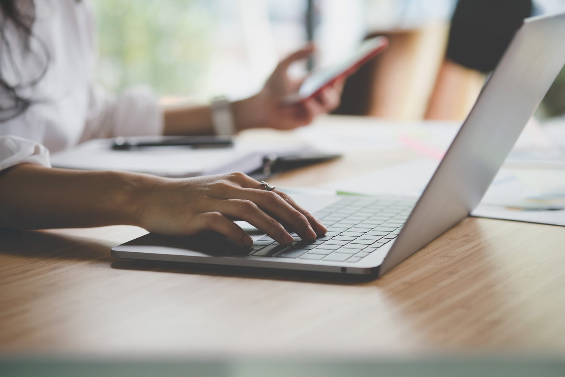 News di Atlante - Persona che legge al computer