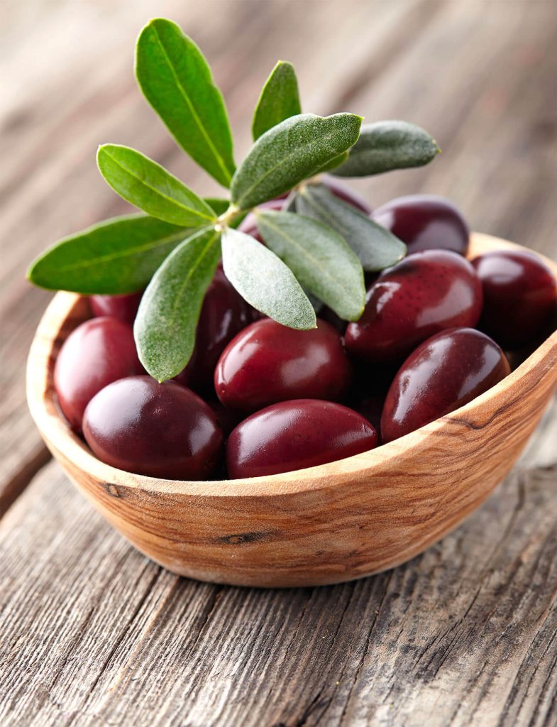 Olive Kalamata greche in ciotola di legno, ingrediente tipico mediterraneo.