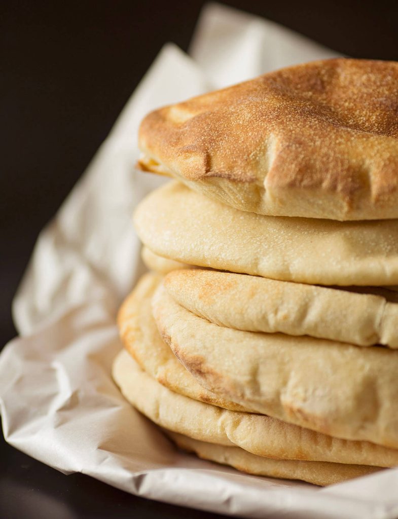 Pane pita tradizionale mediorientale impilato, soffice e versatile per ricette etniche.