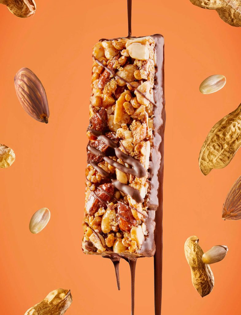 Snack proteici: barretta proteica con frutta secca e cioccolato, ricca di proteine