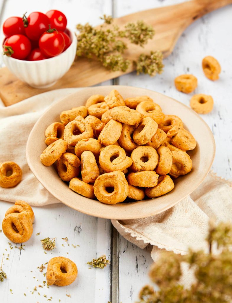 Taralli croccanti tradizionali italiani in ciotola, snack salato tipico perfetto da gustare da solo o con aperitivi.