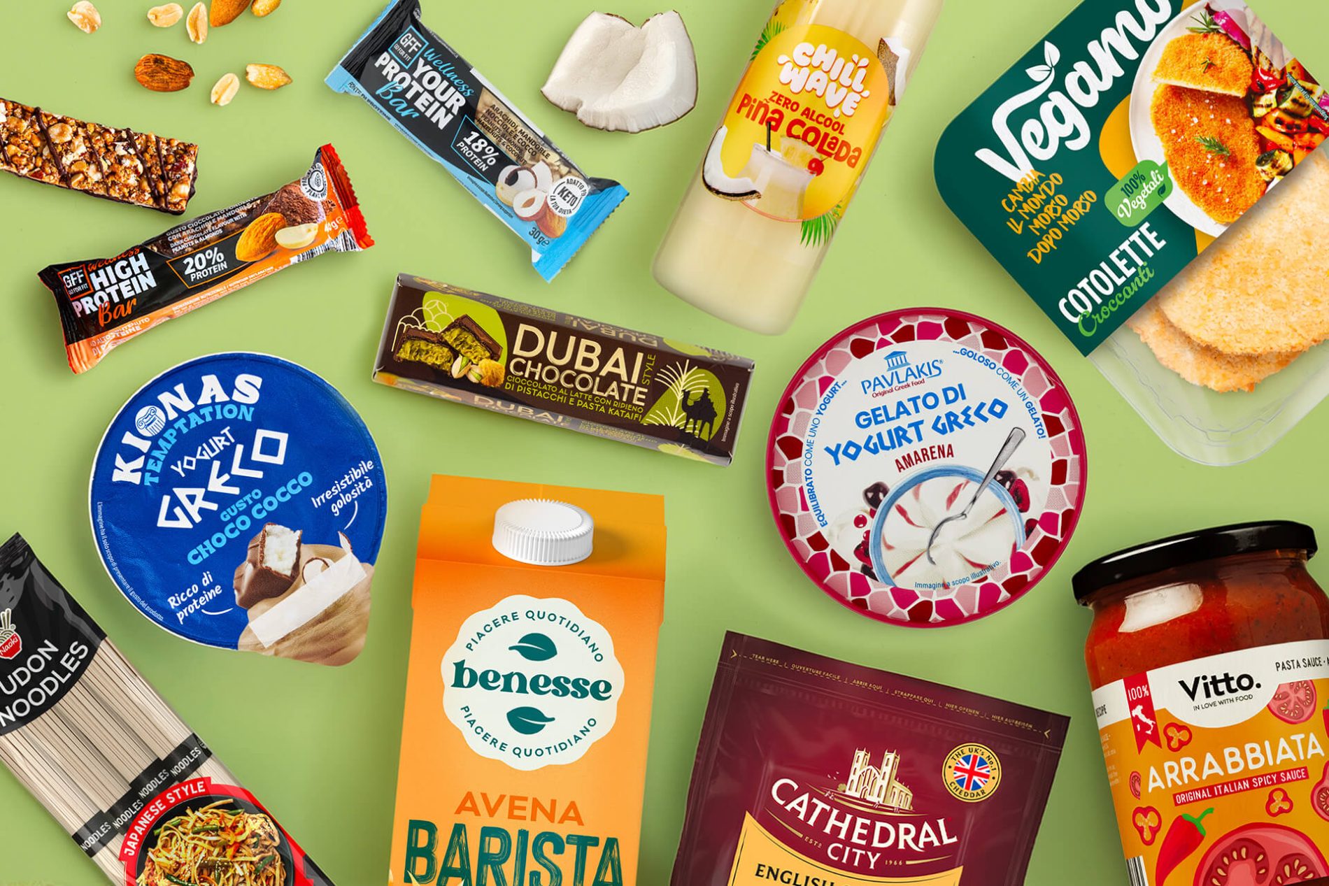 Selezione di prodotti Atlante su sfondo verde: yogurt greco Kionas e Pavlakis, cioccolato Dubai Chocolate, barrette proteiche Go For Fit, bevanda Benesse Avena Barista, cotolette vegetali Vegamo, salsa Vitto Arrabbiata e formaggio Cathedral City.