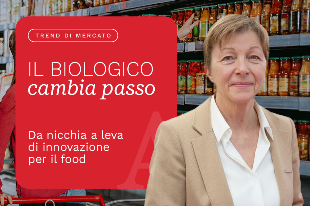 Scaffale di prodotti conservati in un supermercato, copertina articolo sul mercato biologico in Italia