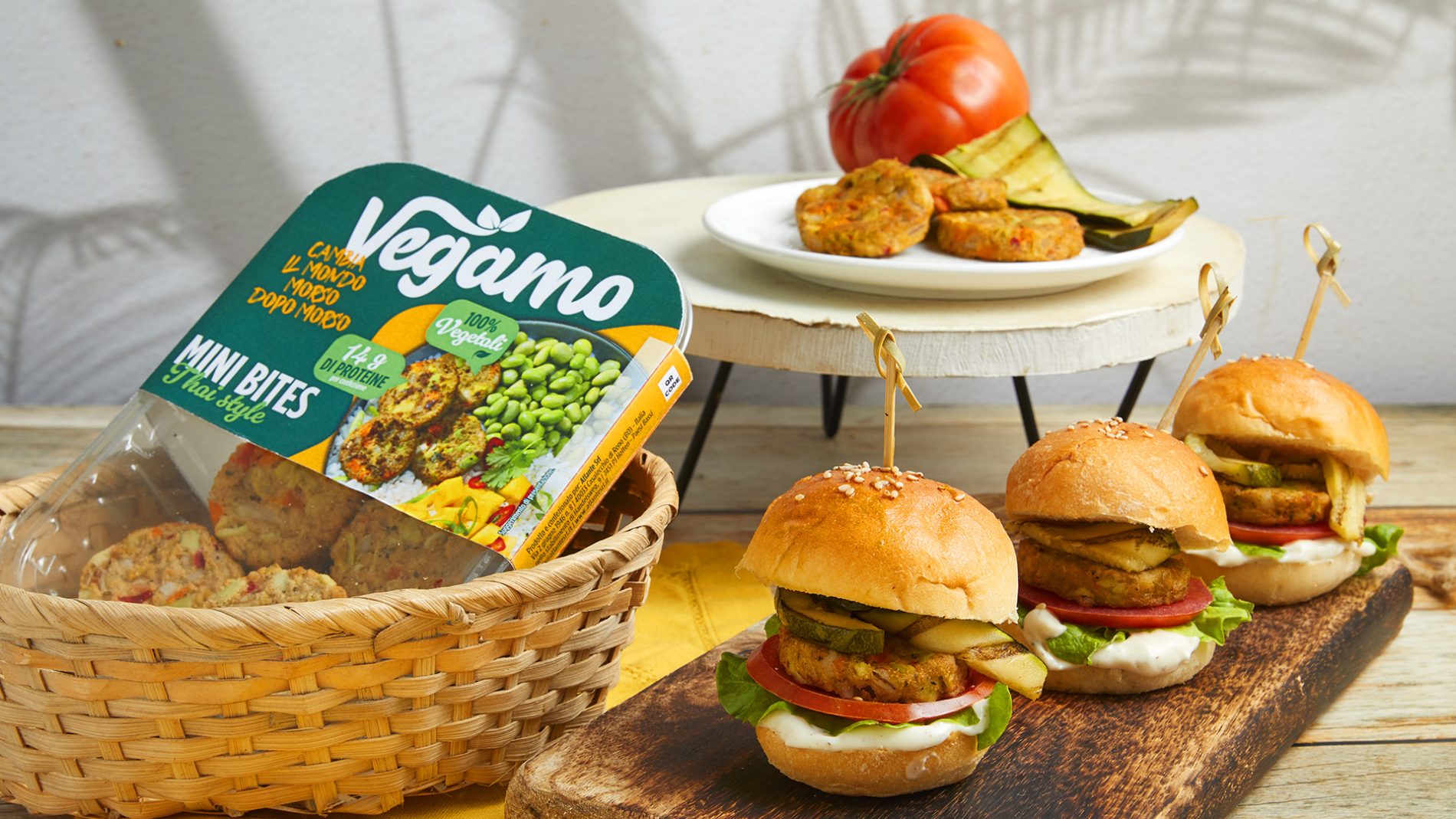 Mini burger vegetali con Vegamo Mini Bites gusto Thai, pomodoro e zucchine grigliate