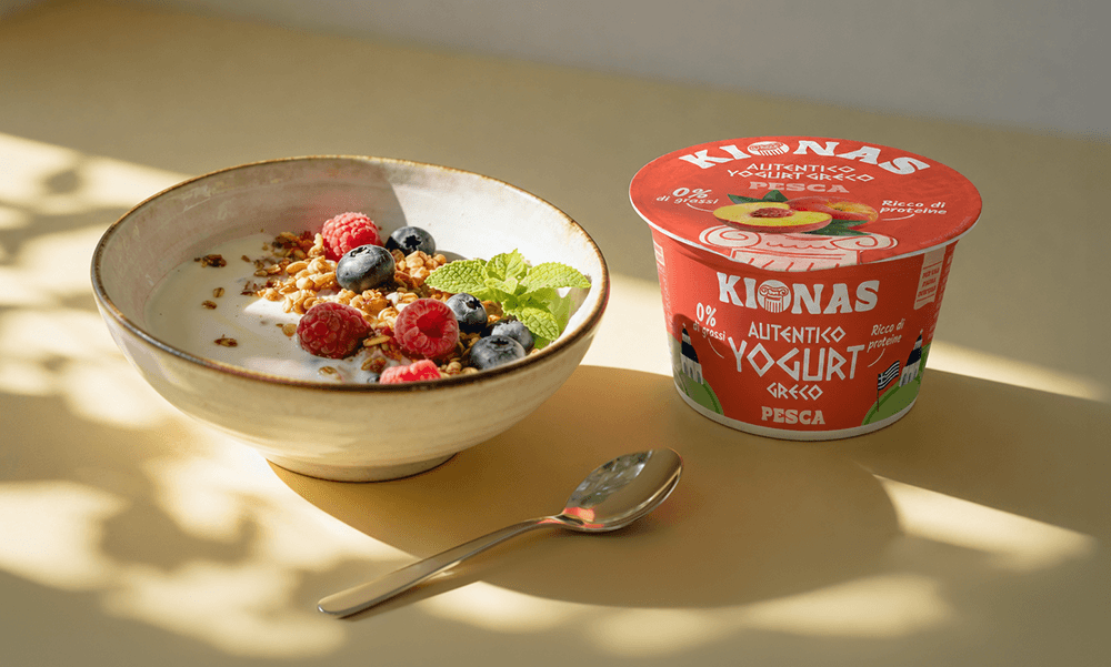 yogurt greco kionas alla pesca con bowl di frutta