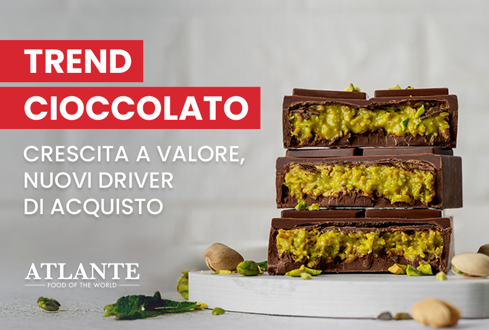 Barrette di cioccolato con ripieno al pistacchio impilate su un piatto, accompagnate da pistacchi interi. Testo: Trend Cioccolato – Crescita a valore, nuovi driver di acquisto.