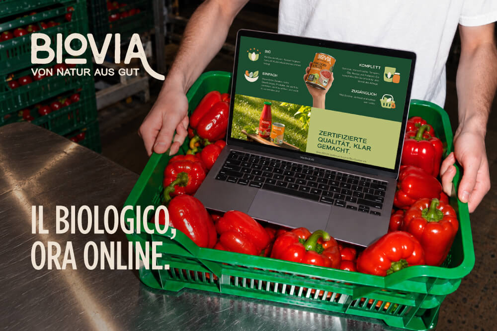 Primo piano del sito bioviafood.de su laptop con la sezione certificazioni e il claim «Il biologico, ora online»