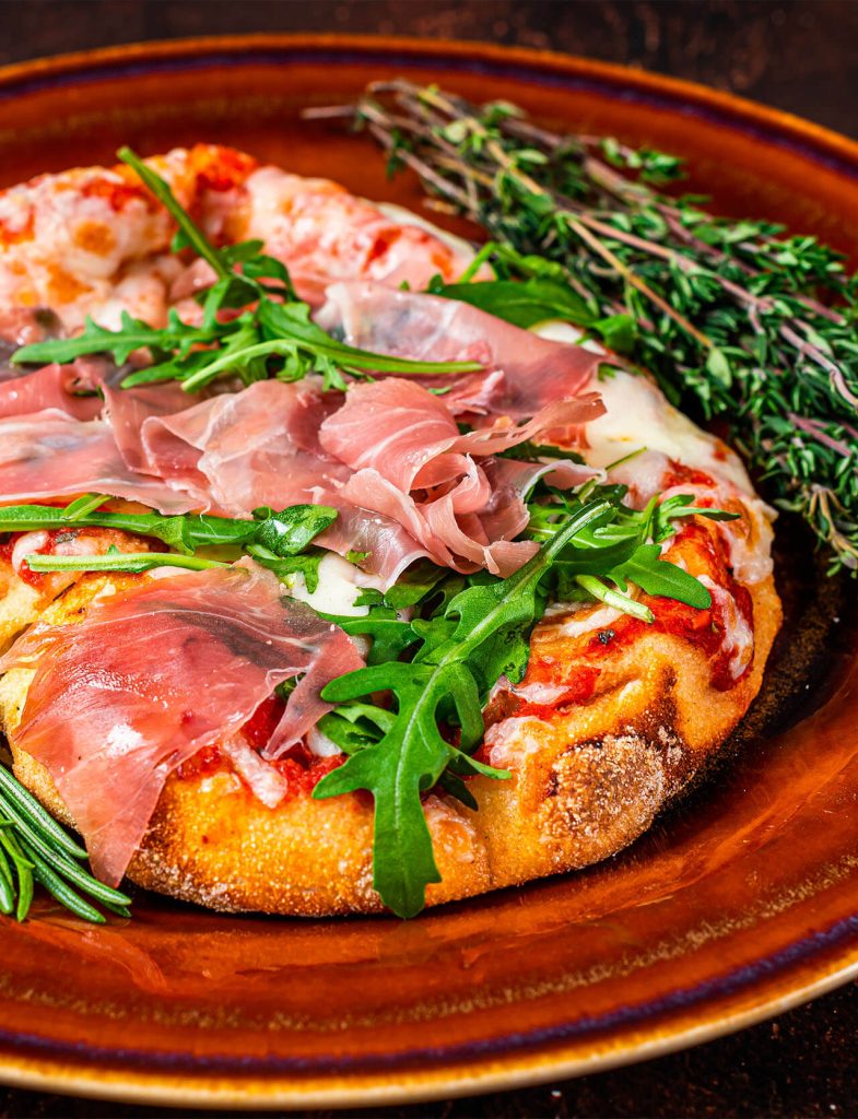 Base pizza e focacce fresche e croccanti con pomodoro e aromi mediterranei