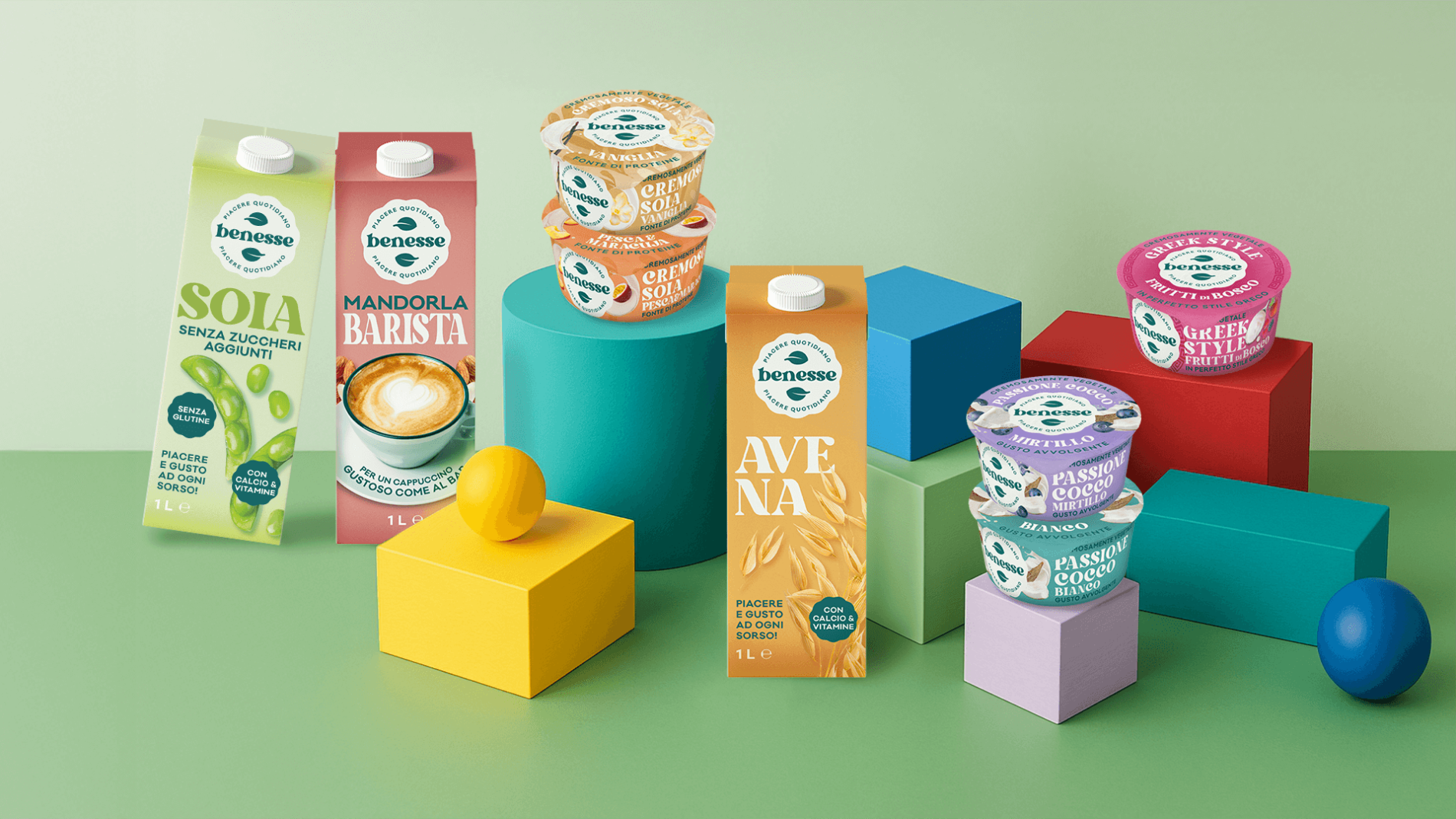 Immagine sfondo linea Benesse su fondo colorato con Bevanda di soia senza zuccheri aggiunti, bevanda mandorla barista, bevanda vegetale all'avena, yogurt vegetali passion cocco, e yogurt greek style vegetale.