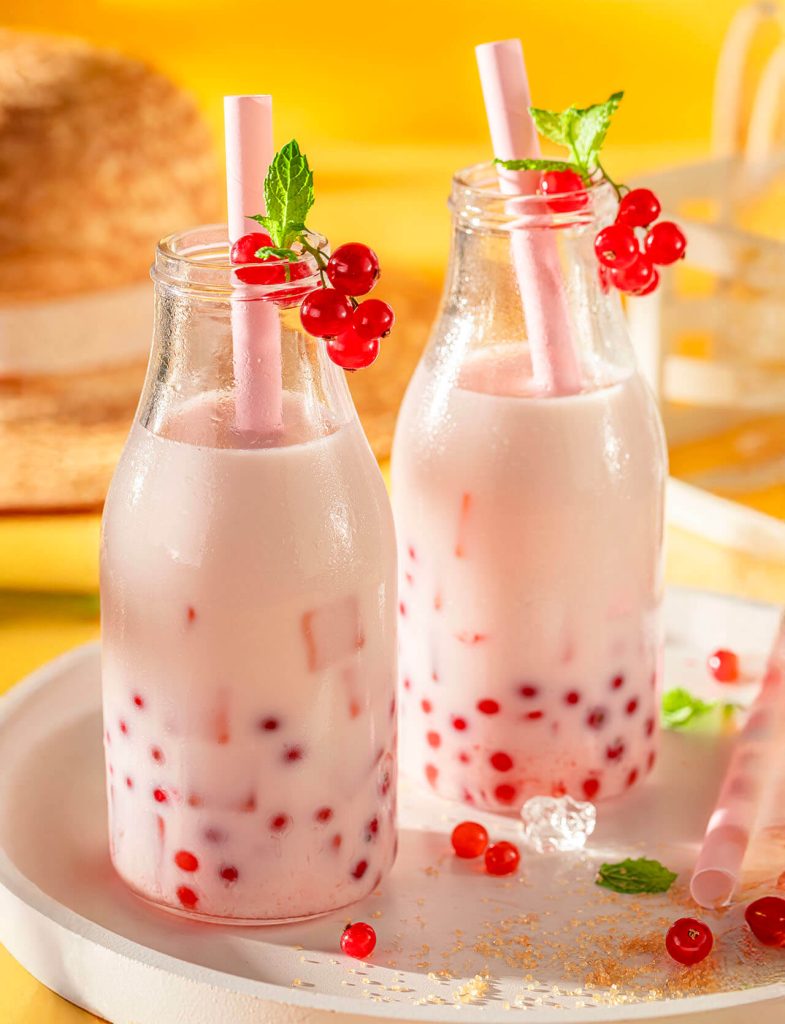 Bubble tea con perle colorate, servito freddo con ghiaccio