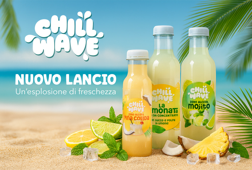 Bottiglie Chill Wave su spiaggia con limone, ananas e foglie di menta – bevande estive zero alcol