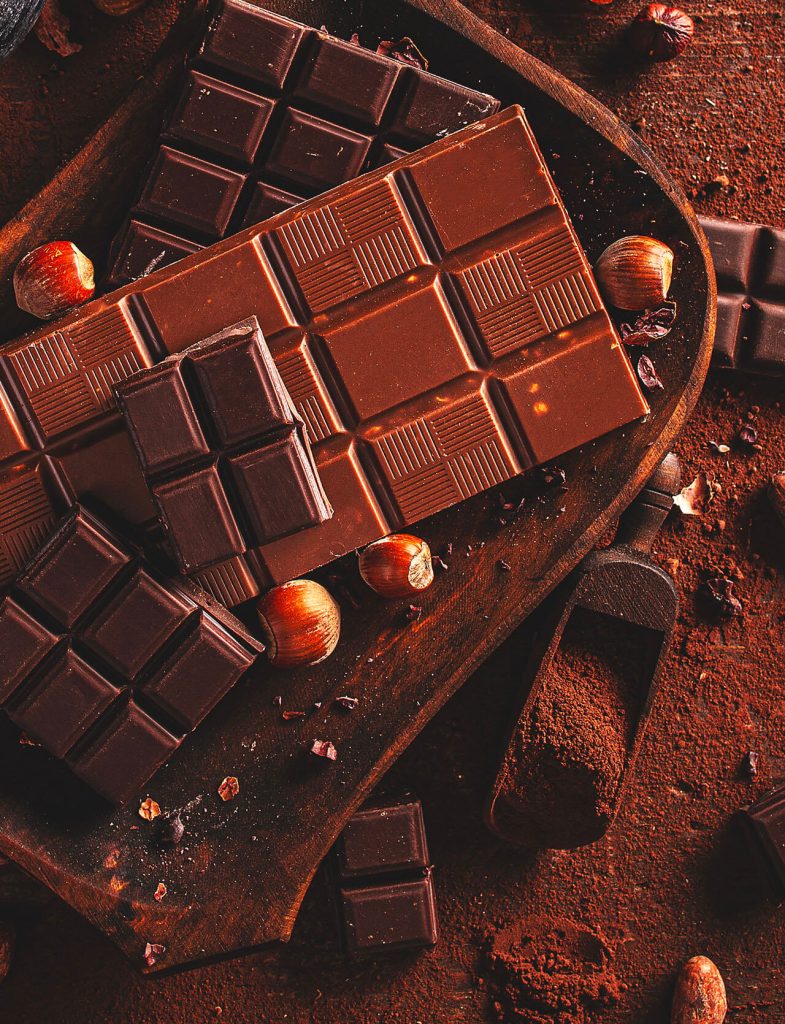 Tavolette di cioccolato fondente e al latte con nocciole e cacao in polvere