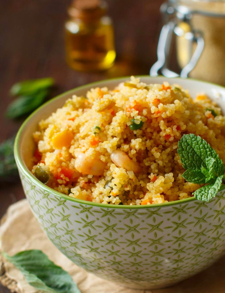 Ciotola di couscous con verdure e legumi