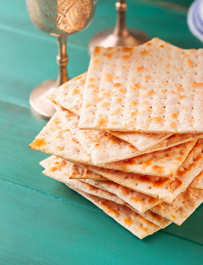 Crackers sottili e croccanti impilati su tavolo rustico, snack salato versatile per spuntini e accompagnamenti.