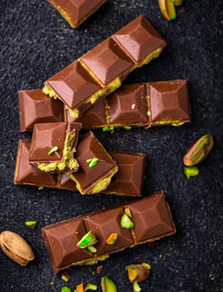 Barrette e snack di cioccolato premium con ripieni e decorazioni