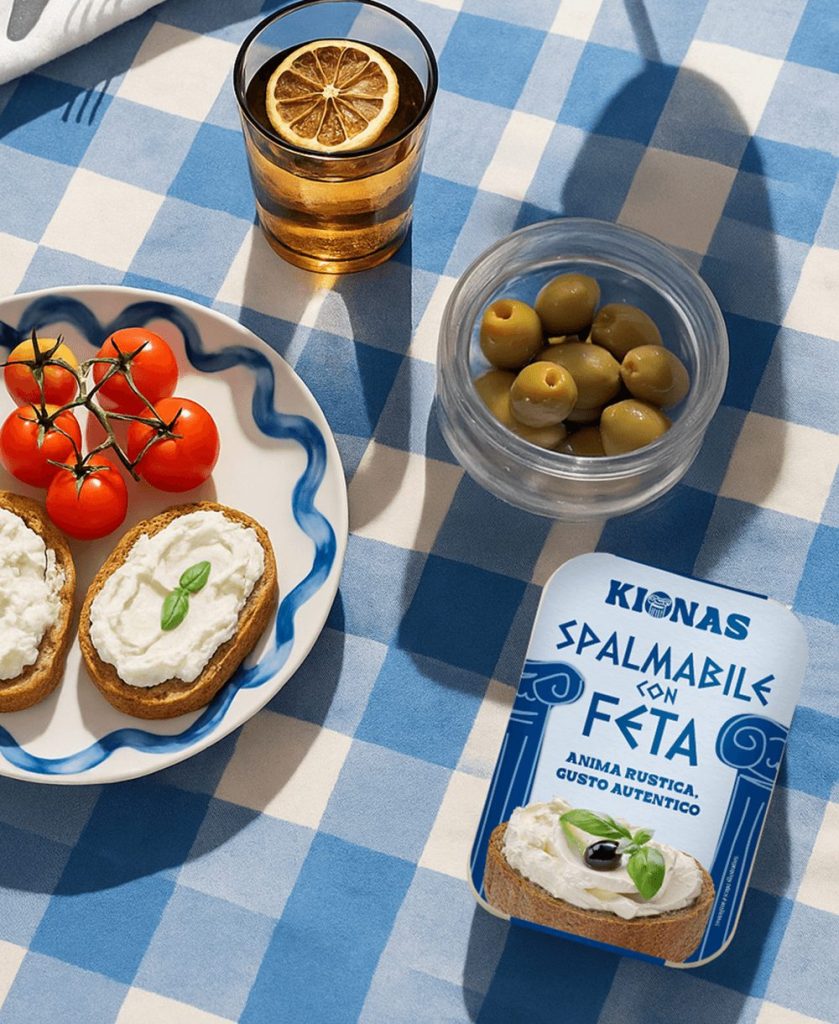 Spalmabile con Feta su Tavolo con Crostini