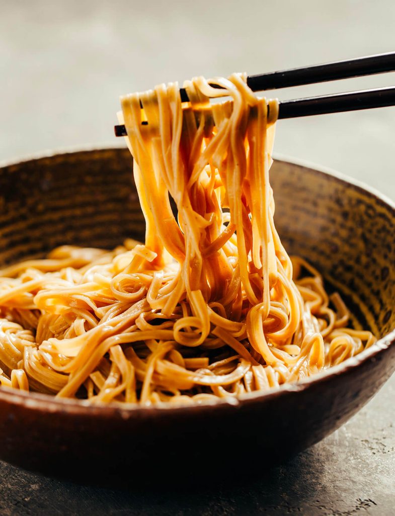 Ciotola di noodles asiatici con bacchette
