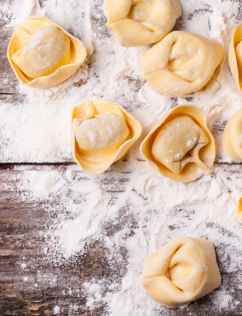 Pasta fresca Tortellini freschi su piano infarinato