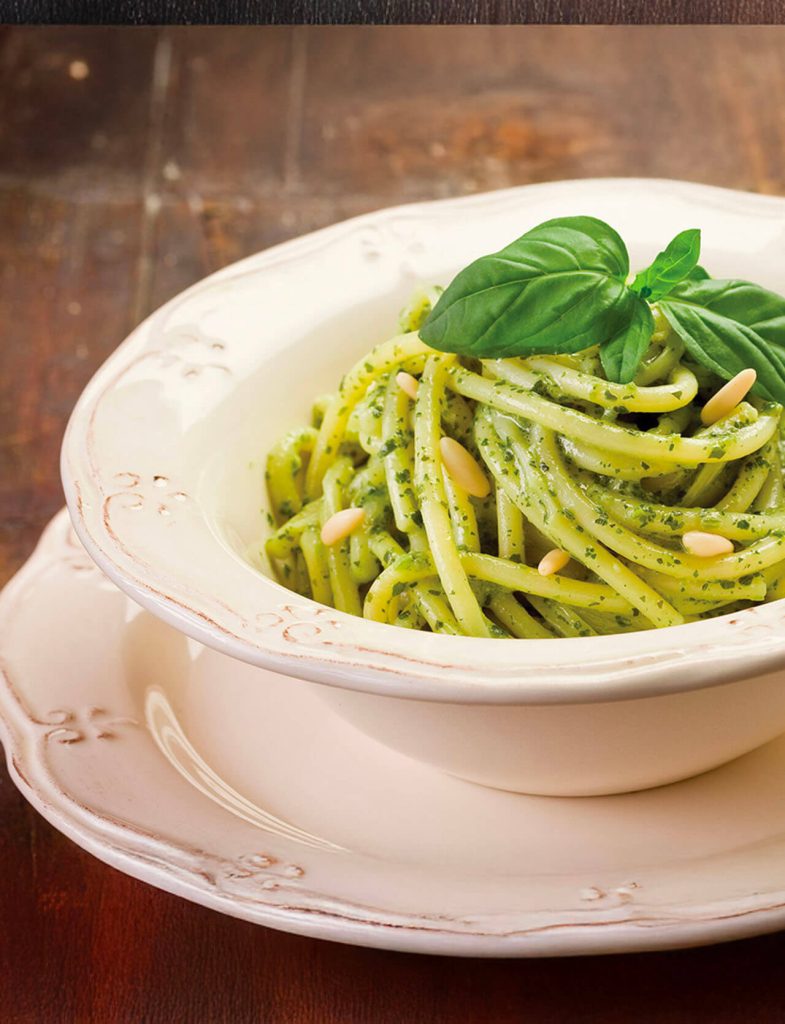Pesto: spaghetti con pesto alla genovese, basilico fresco e pinoli