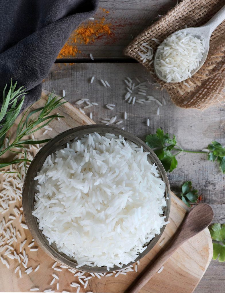 Riso Ciotola di riso basmati bianco con erbe fresche