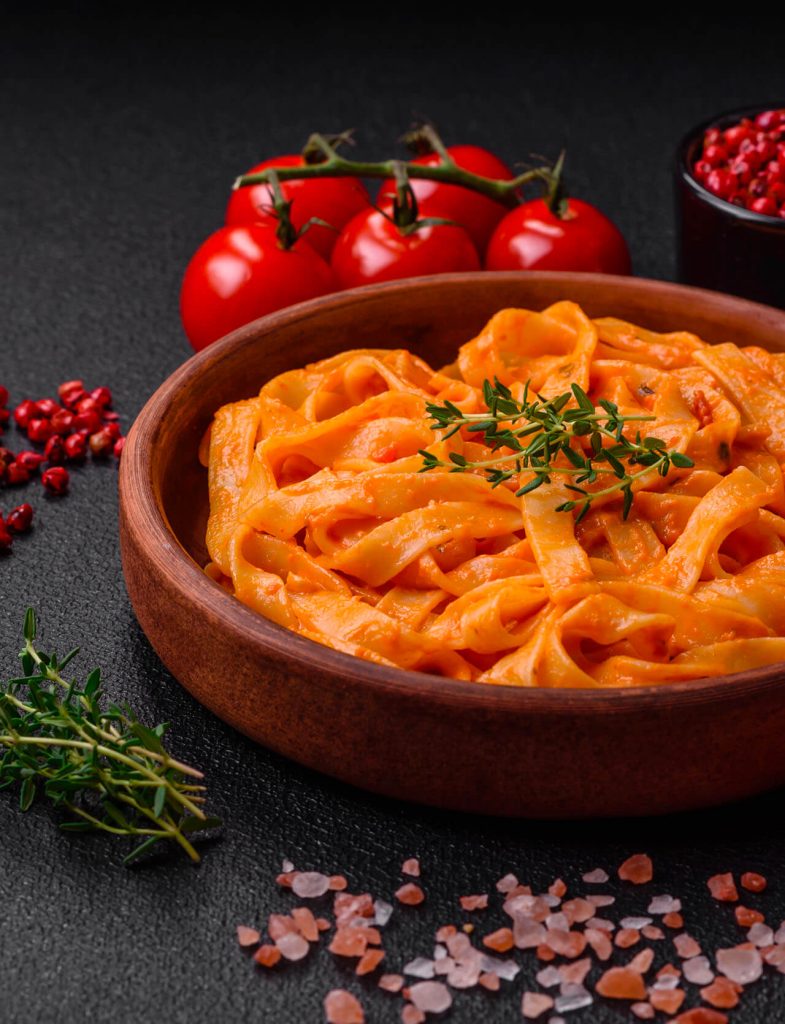 Sughi pronti: tagliatelle al sugo di pomodoro cremoso, piatto pronto da servire