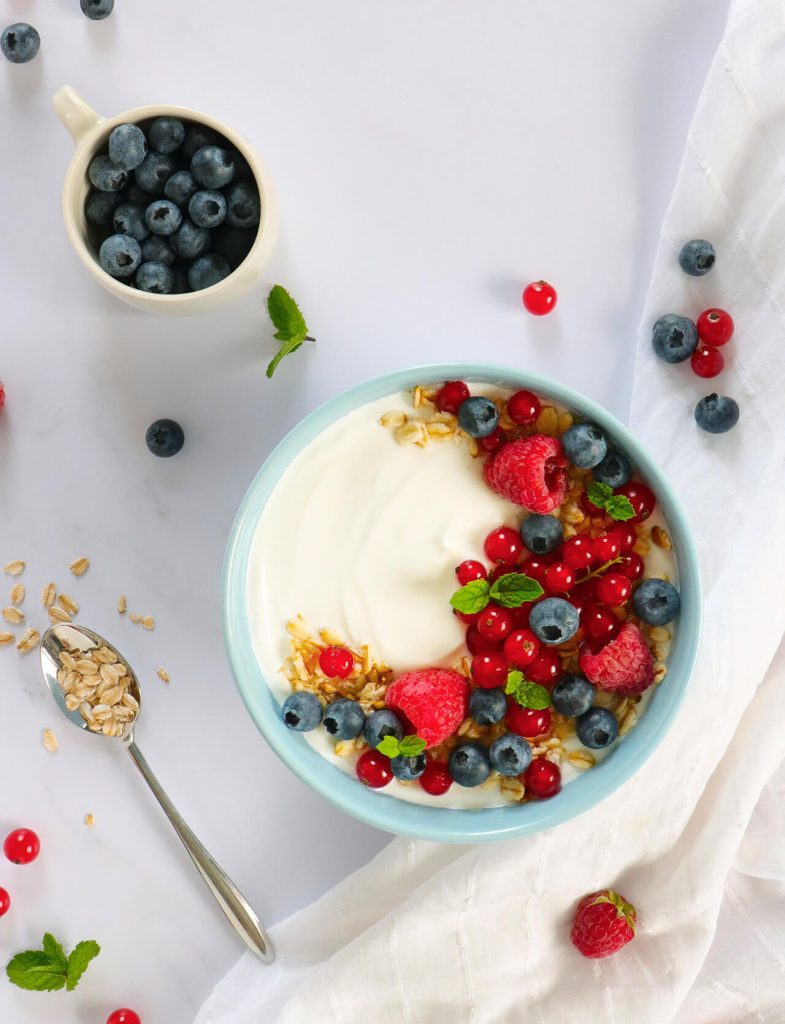 Yogurt bianco Greco cremoso, prodotto lattiero per colazioni e ricette