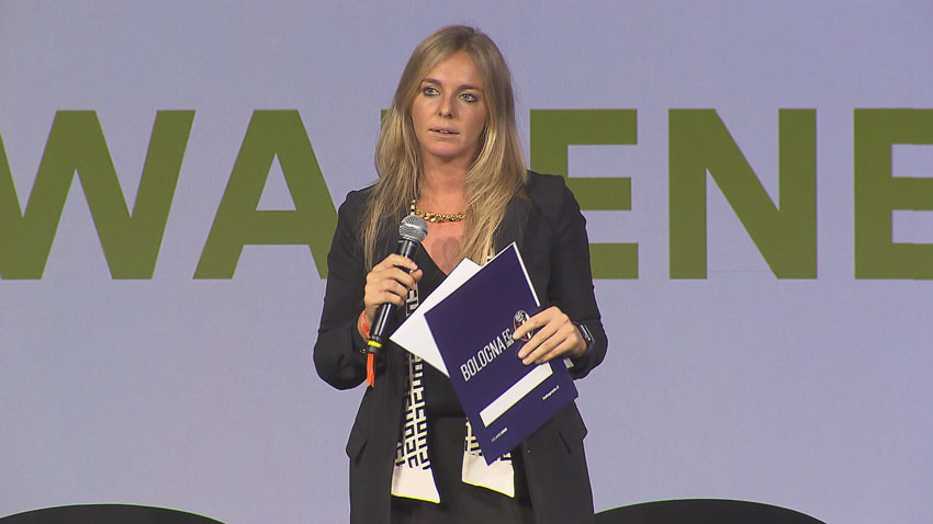 Relatrice con microfono in primo piano