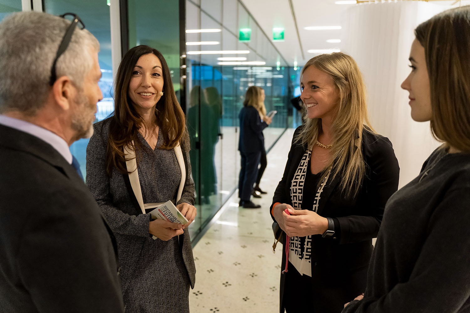 Relatore su palco con schermo grande