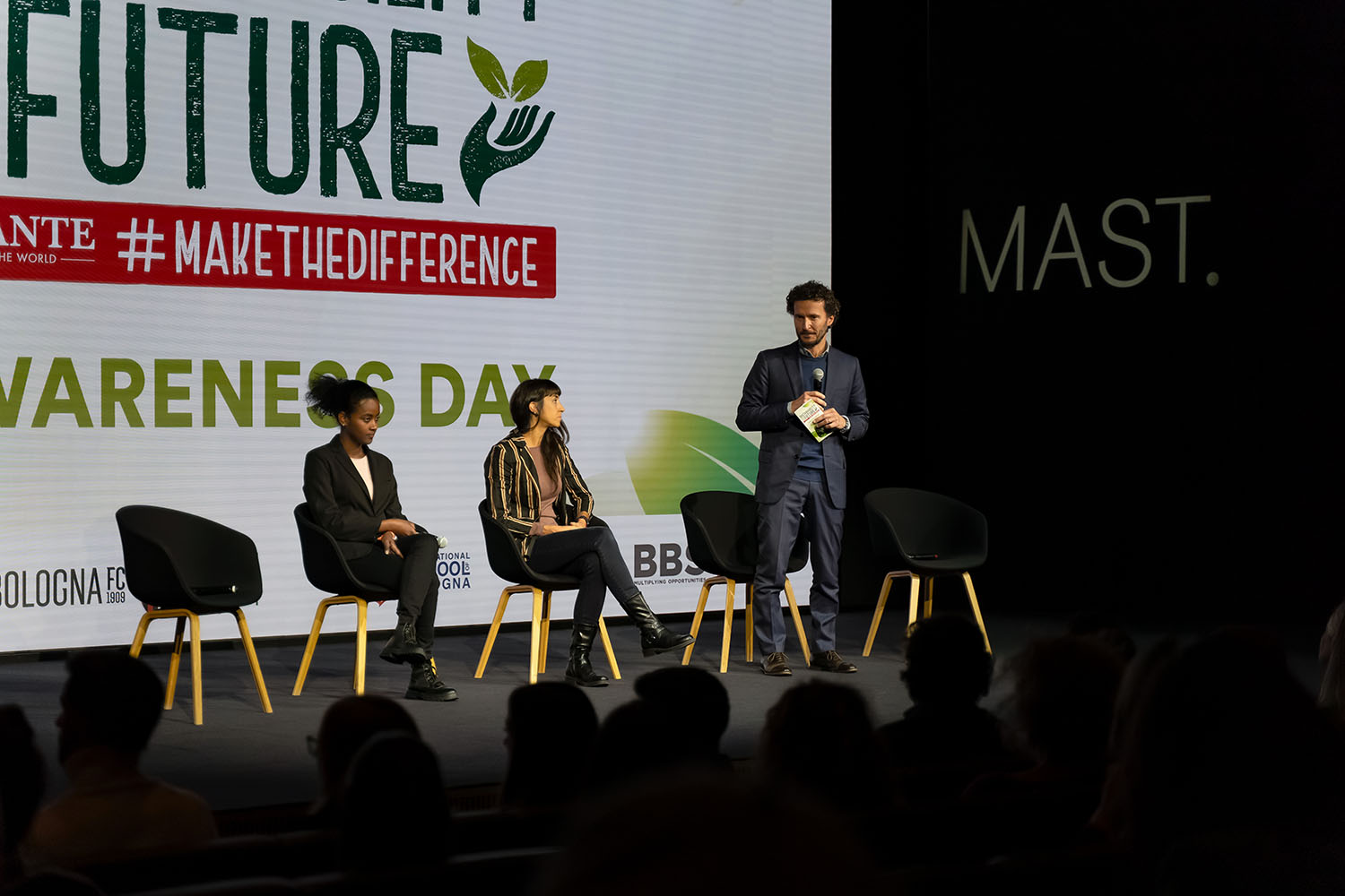 Relatore con platea sullo sfondo